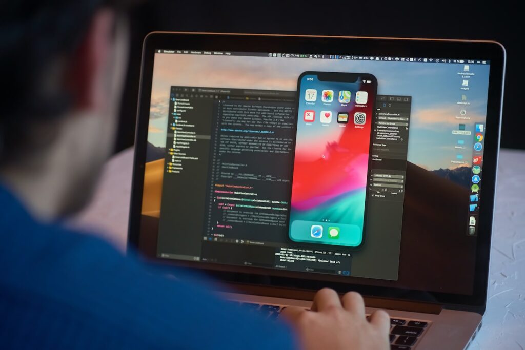 app ibride e app native: sviluppatore che lavora alla creazione di un'app