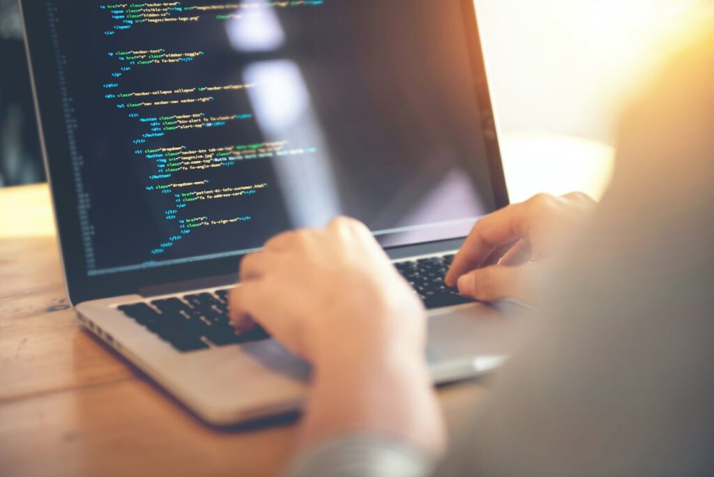 come creare un sito vetrina: persona che lavora al pc