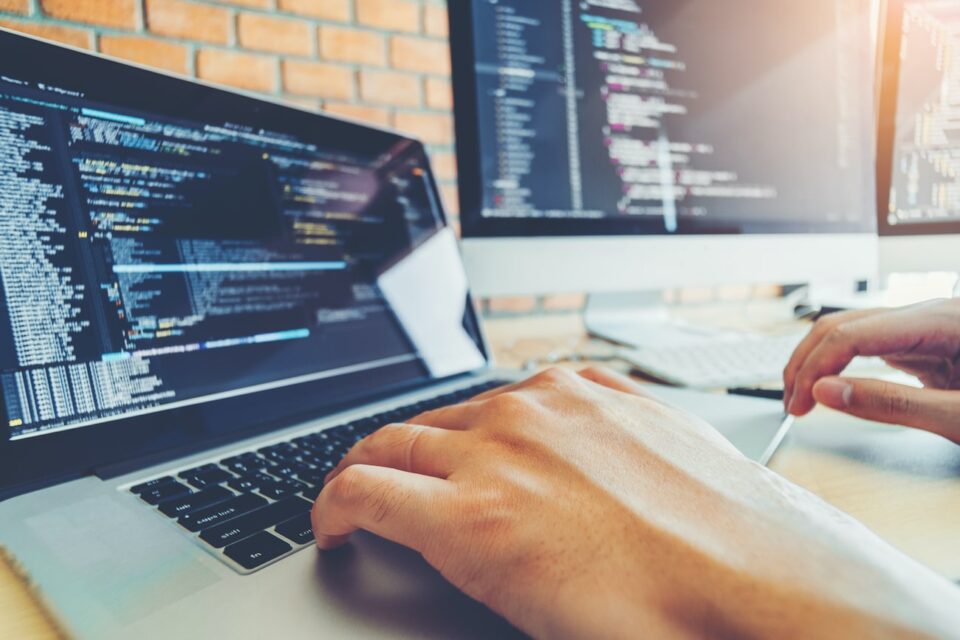 come funziona unit testing: sviluppatore che scrivere codice di programmazione