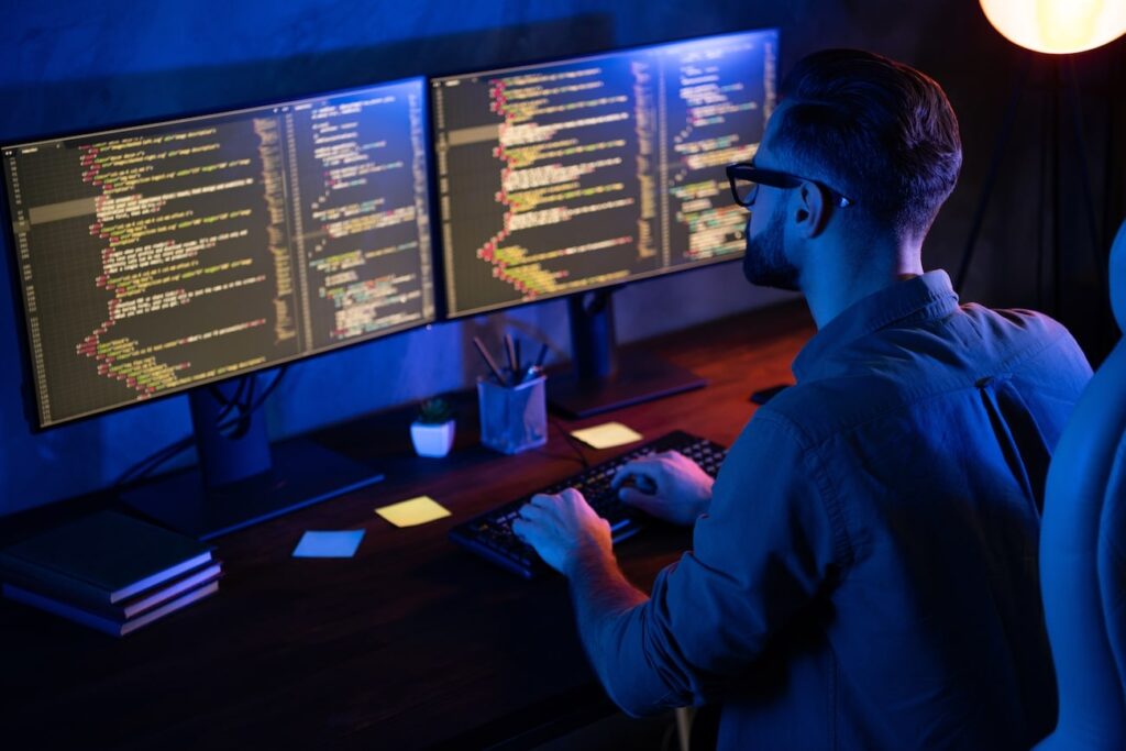 cosa sono software house: immagine di sviluppare al lavoro davanti al pc