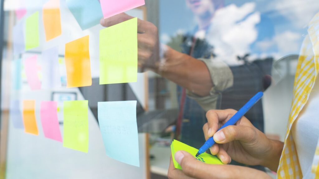 design thinking definizione: persone che utilizzano post it per fare brainstorming