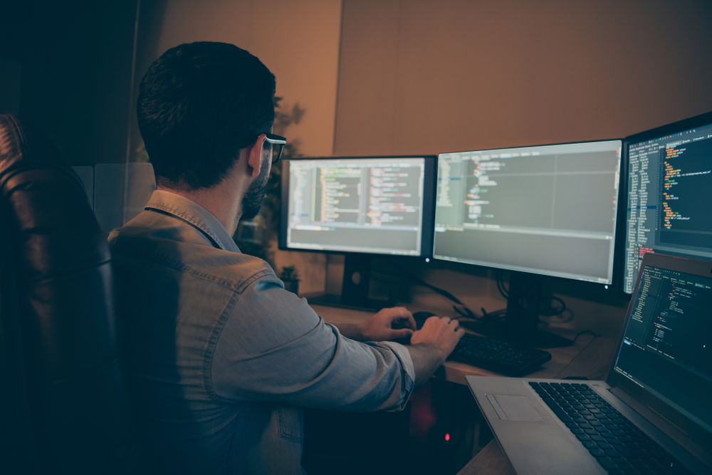 la definizione di devOps: sviluppatore che lavora davanti ai pc