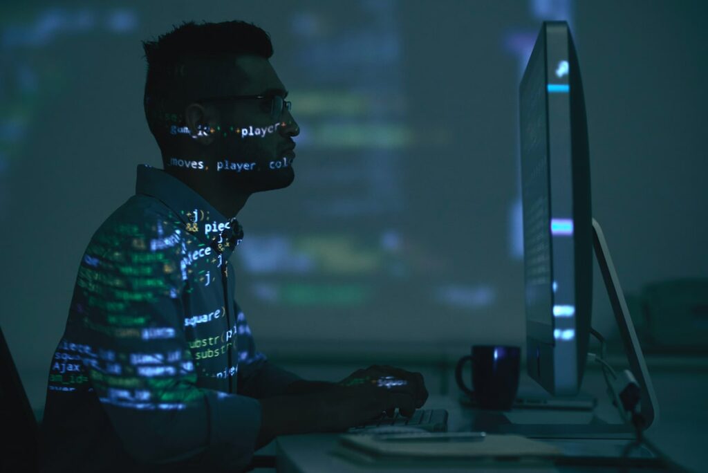low-code vs no-code: persona che programma tradizionalmente con le linee di codice