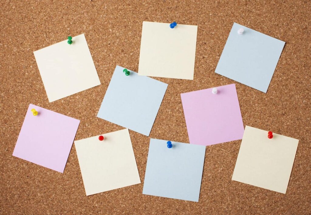 come funziona la project review: i post it virtuali utilizzati per iniziare la revisione di progetto