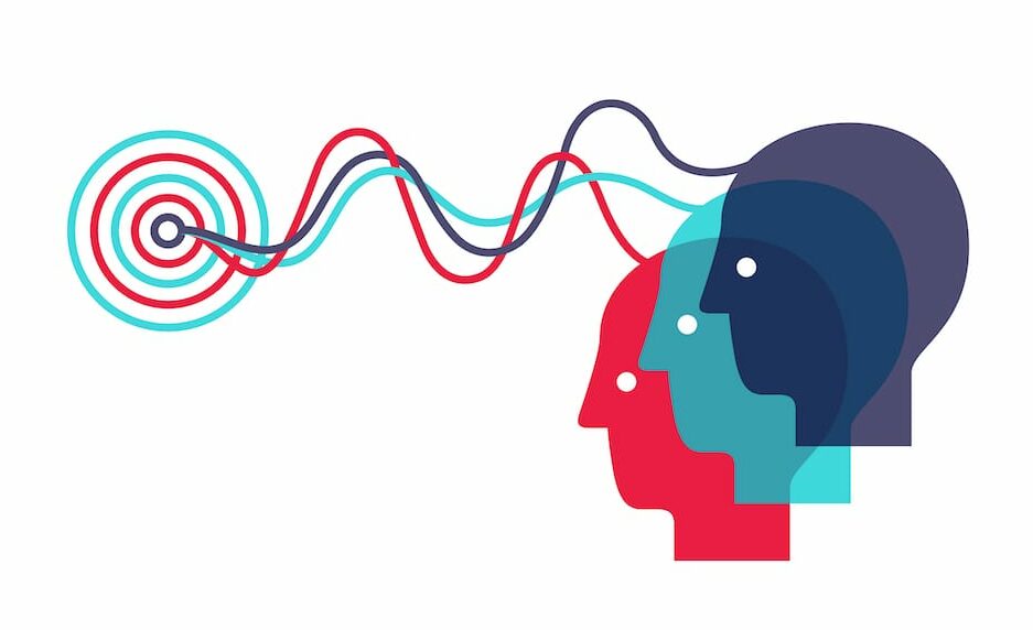 i vantaggi dell'open innovation rappresentati da tre teste che si uniscono per raggiungere l'obiettivo