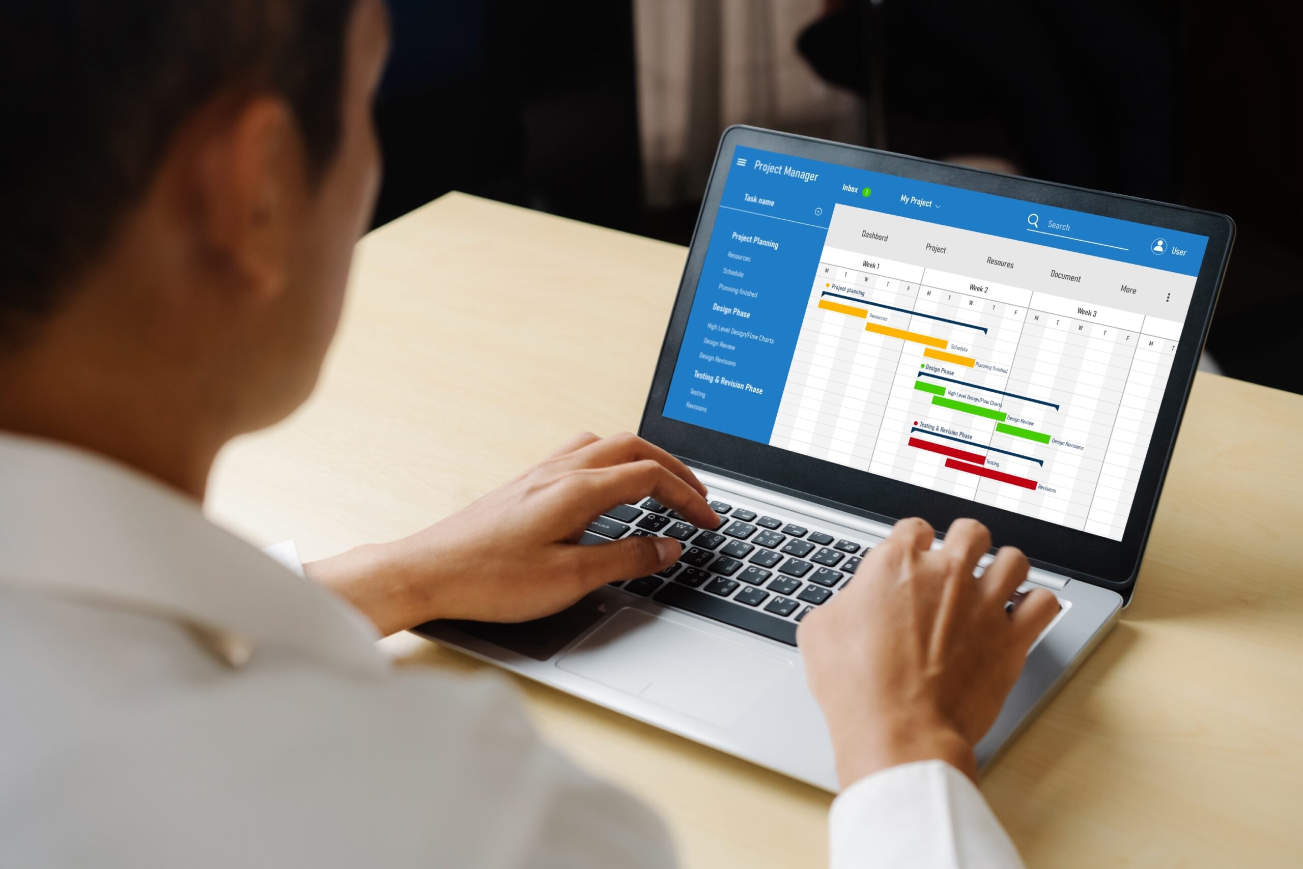 presales engineer davanti al pc con grafici relativi alla partenza e durata delle attività operative