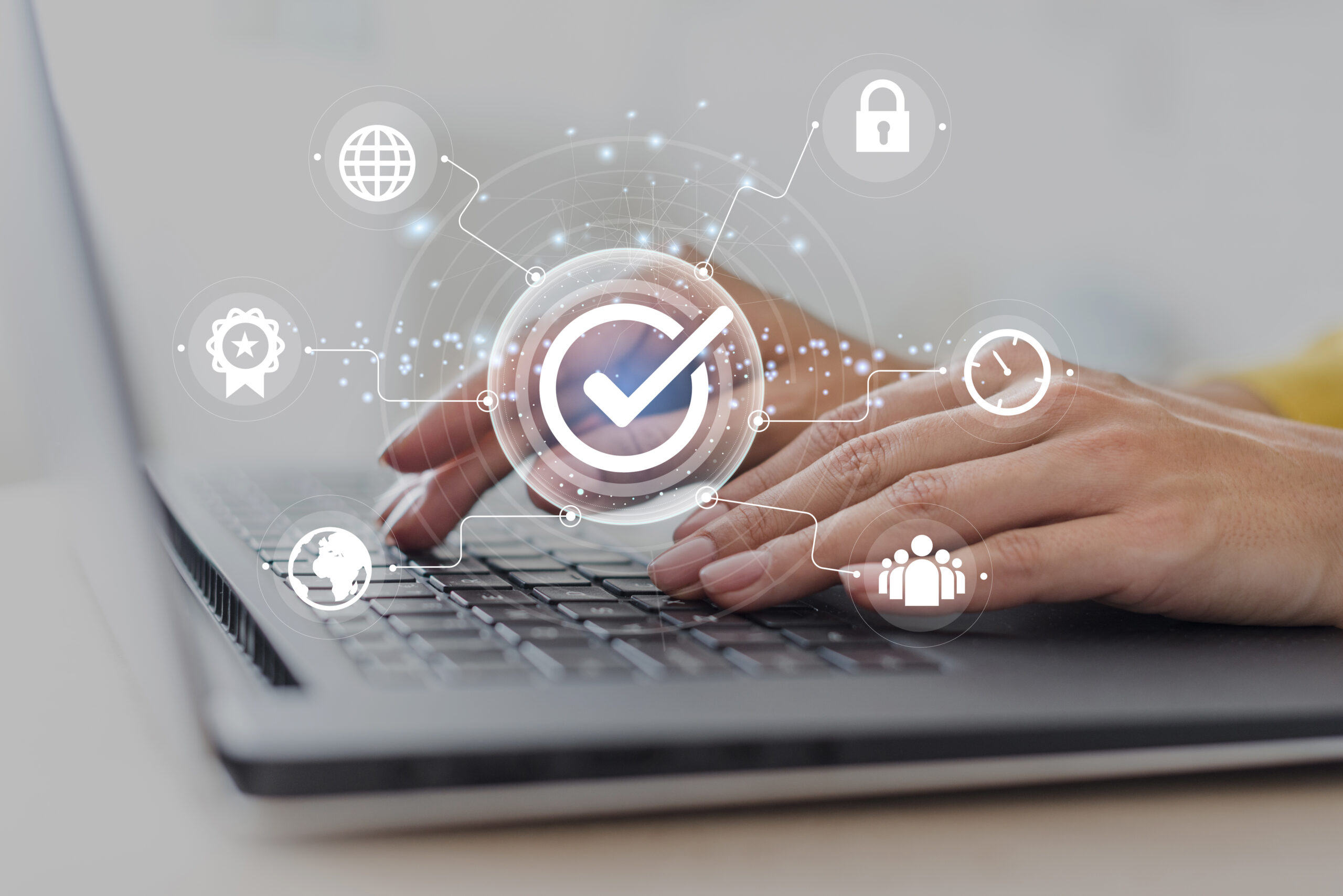 certificati ssl cosa sono: persona che scrive al pc